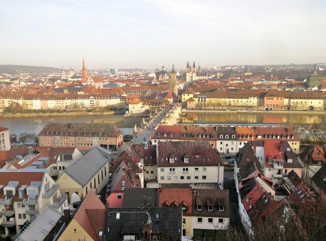 Blick von der Festung Marienberg - in der Bildmitte die Alte Mainbrücke - etwas rechts davon der St. Kiliansdom und weitere Türme der Stadt