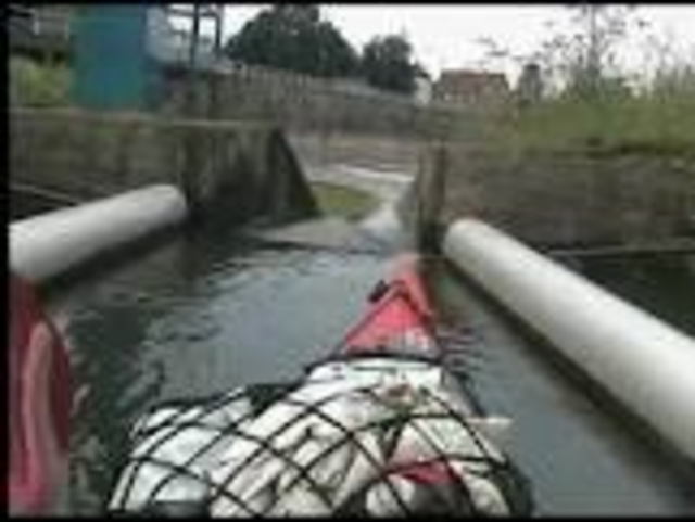 Die Bootsgasse mit Wasser sparender 5 Minuten-Toröffnung, wie in Hameln an der Weser, auch für den Riedemühlegraben praktikabel! Eine spritzige, beliebte Sensation!
http://www.youtube.com/watch?v=pvJGDOnqbJg | Foto: unbekannt