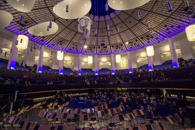 Blick vom Orchesterrang über die Bühne.
