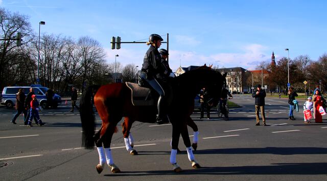 Zwei Amazonen hoch zu Ross.