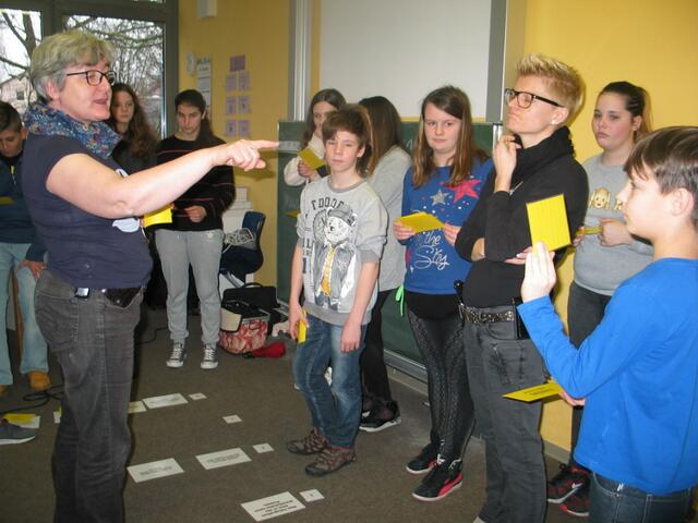 Engagiert informierten Polizeihauptkommissarin Christine Bitter (links) und ihre Kollegin Kriminalmeisterin Andrea Strobel (rechts) die Schülerinnen und Schüler zum Thema Internetkriminalität/Cybermobbing.