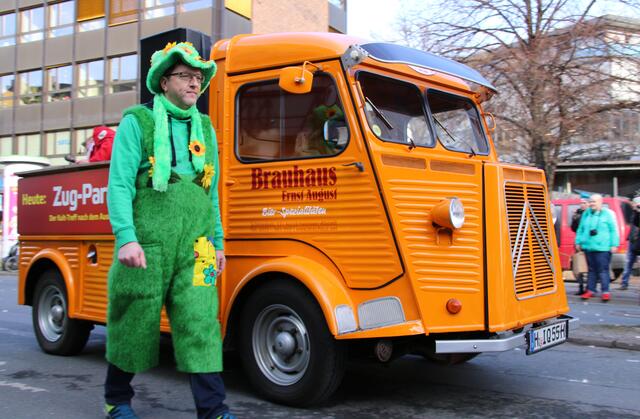 Ein hannoversches Brauhaus beteiligt sich mit einem nostalgisch anmutenden Wagen und viel Musik.