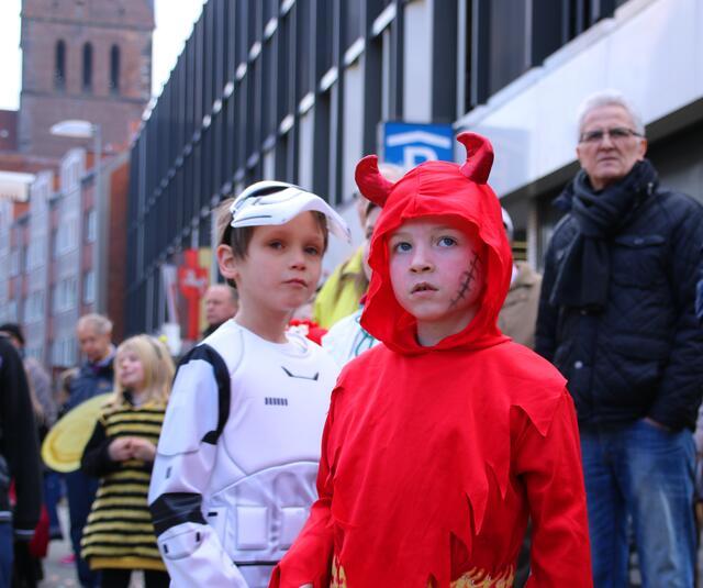 Warten auf die Kamelle.