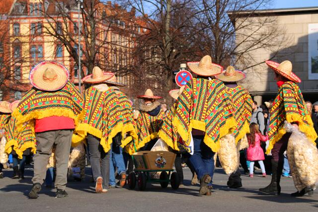 Die Mexikaner unter sich und der Publikums Versorgung.