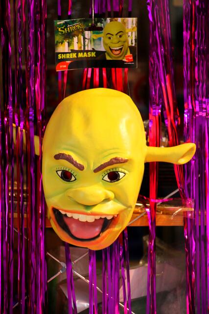 Eine Auslage in einem Geschäft, passend zu der Karneval Zeit. Für den spontanen Mitläufer.