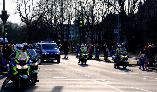 Die Polizei sorgt für freie Fahrt und einem geordneten Ablauf am Anfang der Zuges.