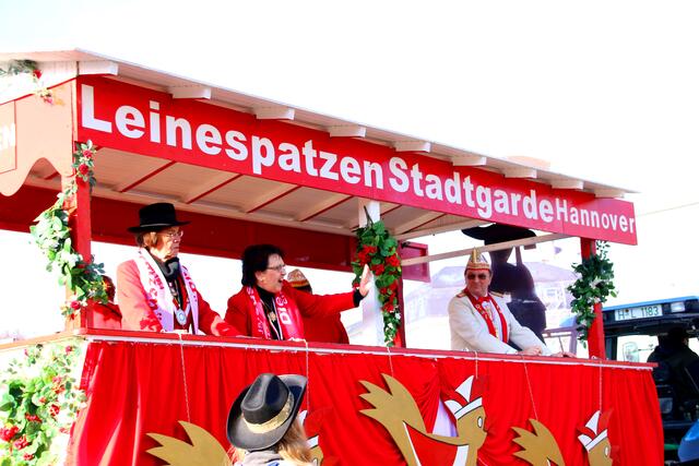 Die " Leinespatzen "  in Stimmung auf ihrem Wagen.