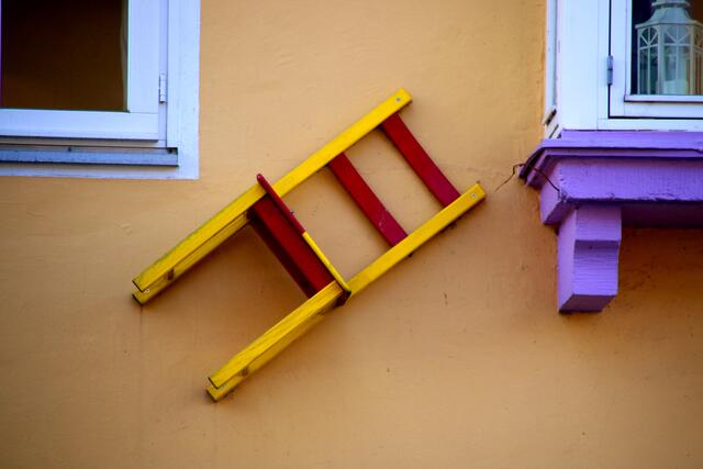 Dieser Stuhl, hängend an einer Hauswand in der Altstadt, passt in das närrische Treiben.