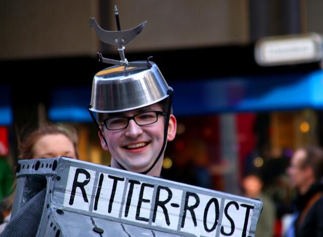 Ritter Rost und sein Auftritt. Kopfschutz gegen Regen und Kamelle.