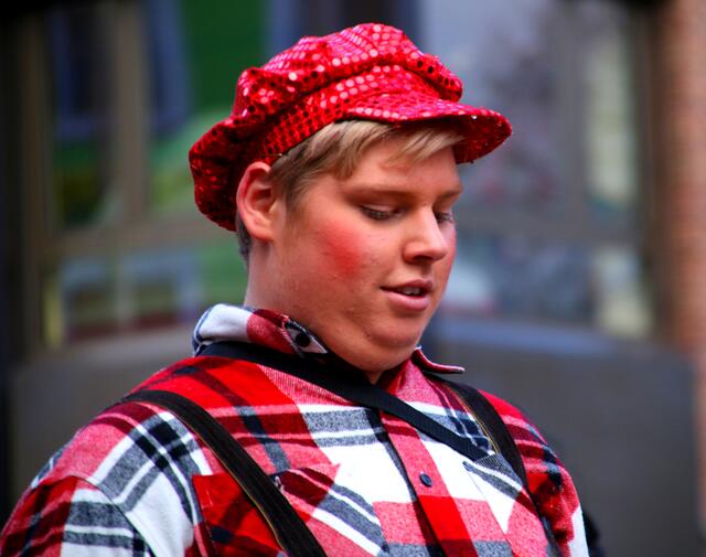 Konzentriert im Stechschritt und Musik.