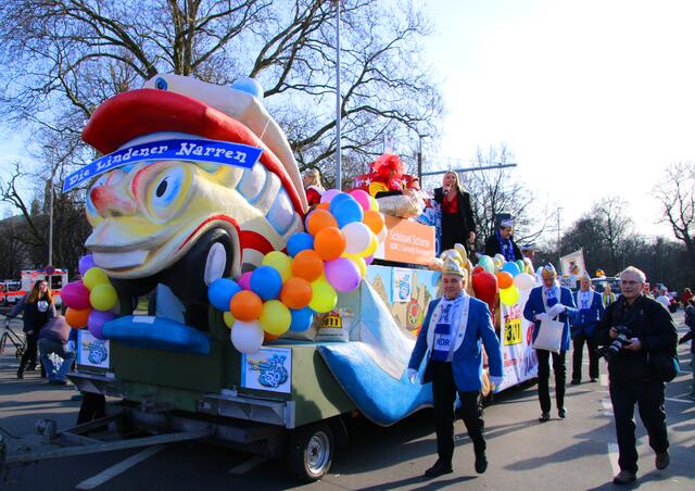 Die Lindener Jecken auf ihrem großem Parade Wagen.
