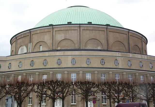 Die Kuppel ist 60 Meter hoch. Früher hatte auch der Innenraum diese Höhe. Nach der Restaurierung 1962 wurde die Decke aus akustischen Gründen auf 30 Meter abgesenkt.