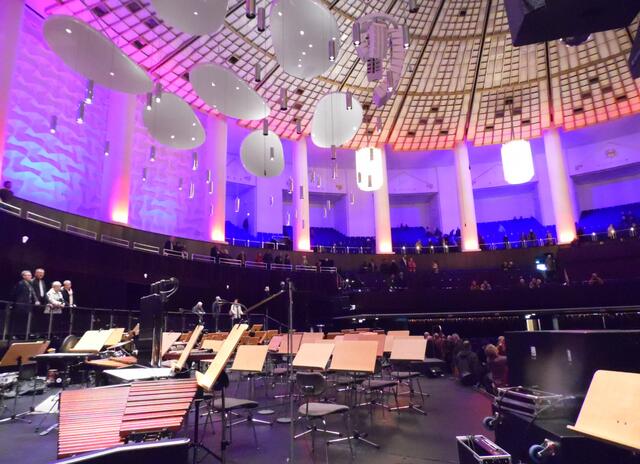 Die Schallsegel über dem Orchesterraum tragen zu einer guten Akustik bei.