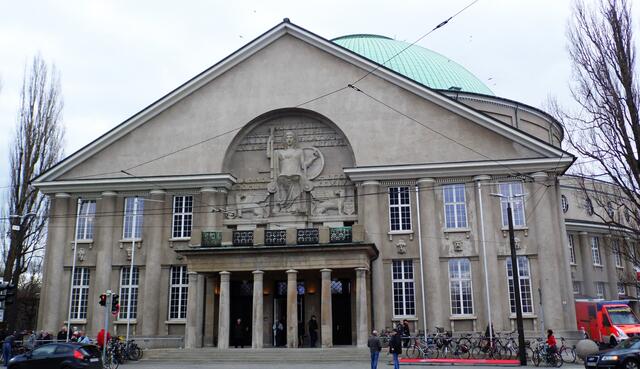 Pompös und gewaltig, im Stil der Kaiserzeit.