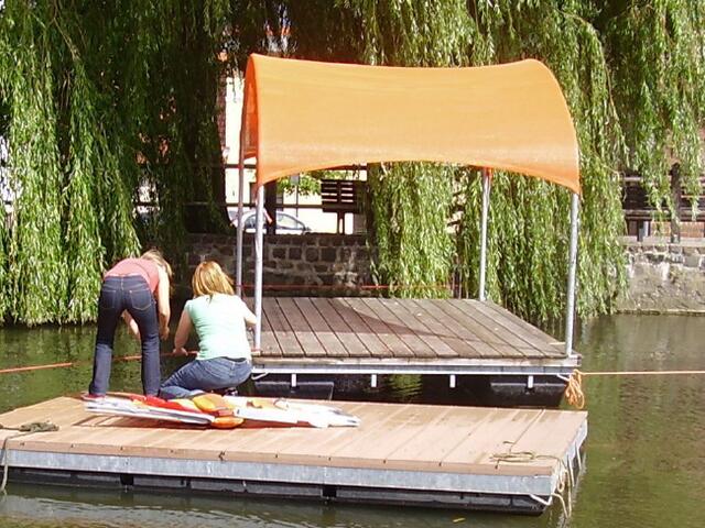 Gronau (Leine) "Bastion": Anstelle hochwasserfördernde Findlingsfurt, ein ca.3x1,5m-Ponton mit Geländer und Führungs/Zugseil _ http://www.galerie.technus.de/printable/galerie/schwimminseln/partyinsel/partyinsel.html | Foto: technus.de
