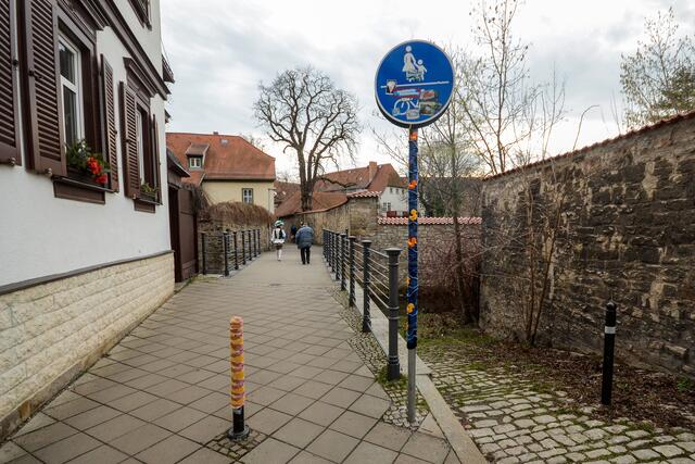 Behäkeltes Verkehrsschild | SCHWARZE-art-PHOTOGRAPOHIE