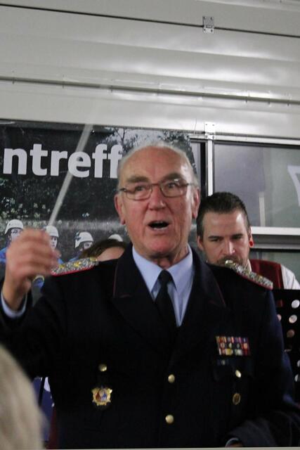 Der ehemalige Bezirksbrandmeister Ottmar Niemann bei der Stabführung des Waldarbeiterinstrumentalvereins.