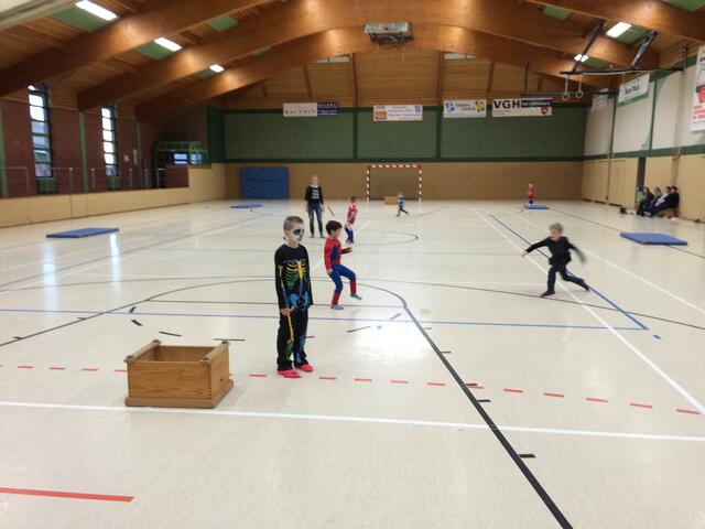 Die Mannschaft im Feld die den Ball ins Mal spielen muss.