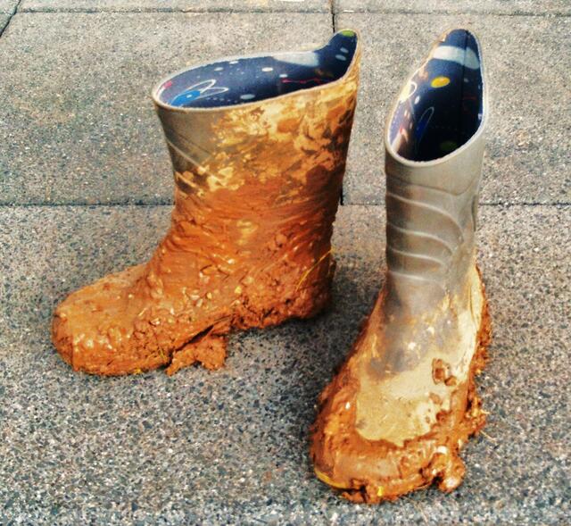 12.02.2016 für Kinder nach Regenwetter die gefundene Suhle!