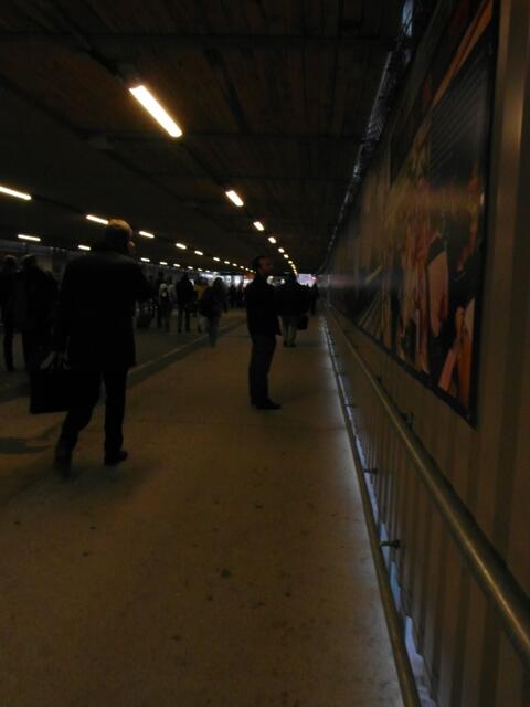 1. Versuch --Durchgang von den Zügen zur Stadt