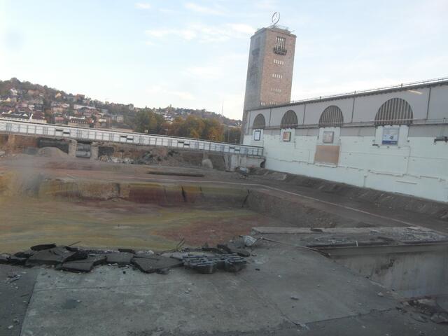 Aus den Sichtfenstern des Durchgangs ---aufgenommen im HBF Stuttgart, was ja alles noch Baustelle ist !
