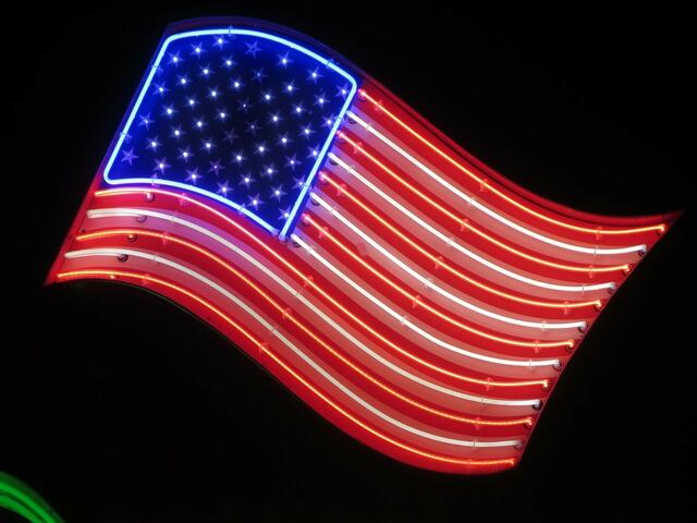 Hier kann man noch echtes Neonlicht bewundern: Das rote Licht wird mit Hilfe von Neon erzeugt, während bei weißen und blaue Streifen Quecksilberdampf als Lichtquelle dient.