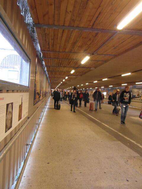 Von und zu den Zügen ---Durchgang --in Stuttgart HBF ---Ein weiter Weg für mich mit Gepäck !