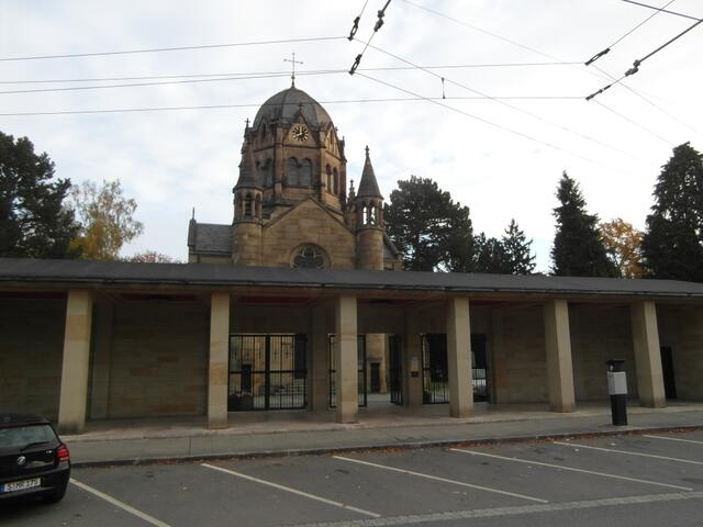 Am Hauptfriedhof war die Ankunft der Straßenbahn und Abfahrt ---deshalb habe ich hier noch einen Schnappschuß gemacht. Schade, daß ich nicht mehr Zeit hatte, sonst hätte ich  gerne im Friedhof noch Fotos gemacht !