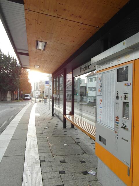 Haltestelle der Straßenbahn Stuttgart Hauptfriedhof .Hier mußte ich eine Fahrkarte bei der Rückfahrt lösen.
