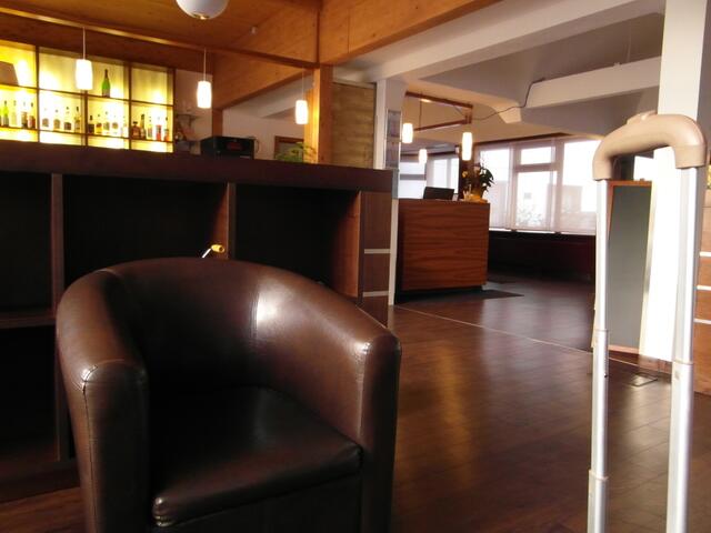 Im Hintergrund die Hotelbar und Rezeption rechts hinten !