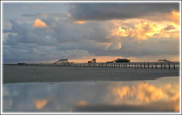 Einen der schönsten Strände an der Nordseeküste findet man in St. Peter-Ording. http://www.myheimat.de/sankt-peter-ording/gedanken/wo-das-meer-die-sonne-kuesst-impressionen-aus-st-peter-ording-d2625934.html (Foto: Katja Woidtke)
