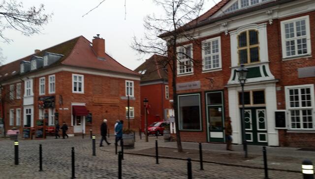 Ursprünglich war geplant, die Häuser nur an Holländer zu vergeben, was aber an der geringen Zahl der Einwanderer scheiterte.