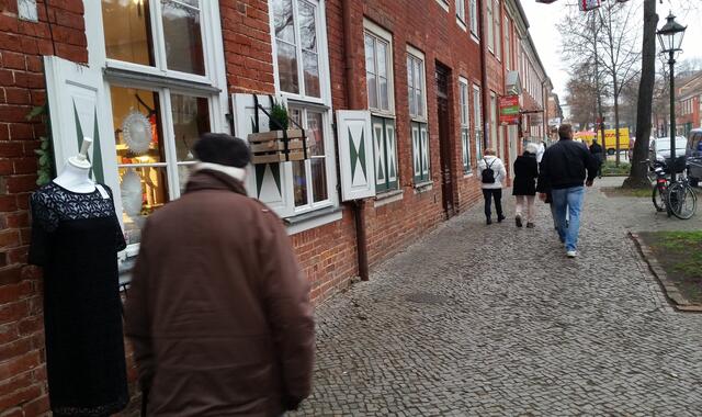 Heute findet man in diesem Viertel viele Cafés, Kneipen und Kunstgewerbe-Geschäfte. Auch Liebhaber von Antiquitäten werden im Holländischen Viertel auf ihre Kosten kommen.