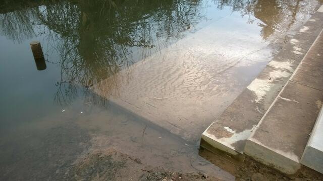 Gronau (Leine) an der "Bastion" auf dem "Großen Kanian": Kanu-Einsetzstelle mittels Beton-Ufertreppe mit 3 Podesten. Steht wie hier, ca. 8cm Wasser darauf, bekommt man beim Kanu wässern und besteigen nasse, schlammige Füße! Die fehlende Rampe, zumal für Senioren, Behinderte und Einzelwanderer,  mahnte ich beim Architekten Uwe Michel und Bauamt Maik Götze an! Die Findlingsstein-Furt würde hier eine Hochwasser-Abfluss-Bremse und somit unnötige Gefährdung der Innenstadt!!