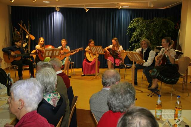 Neu im Kanon der Musikschularbeit ist das Gitarrenensemble von Hartmut Hüttner (2. v. r.). Das Ensemble spielte „Menuett“ von Karl Edelmann, das Volkslied „Geh Hansl pack die´Binkerl z´sam“ und „Sigi-Walzer“ von Hans Irger.
