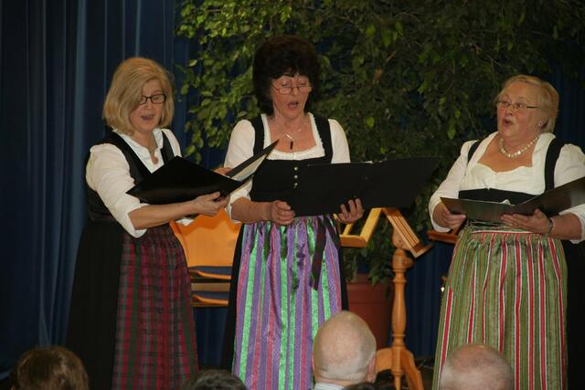 Gern gesehene Gäste in der Musikschule ist das "trio laetitia" mit v. l. Margarethe Zahn, Anneliese Gärtner und Irmgard Stallauer.