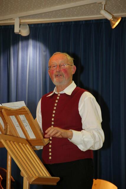 Mit historischen Geschichten und "wahren" Begebenheiten unterhielt Alfred Sigg das zahlreiche Publikum im Saal der Musikschule.