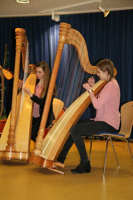 Natürlich durfte auch das Harfentrio mit v. l. Anna Mundi und Jule Panitz nicht fehlen.