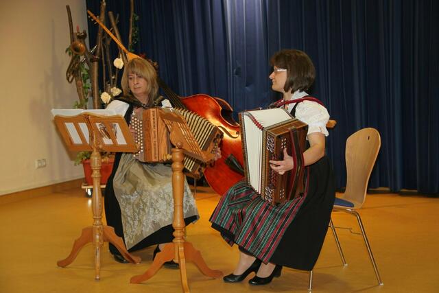 Andrea Aumiller und Stefanie Saule (v. l.) spielten auf ihren "Streirischen".