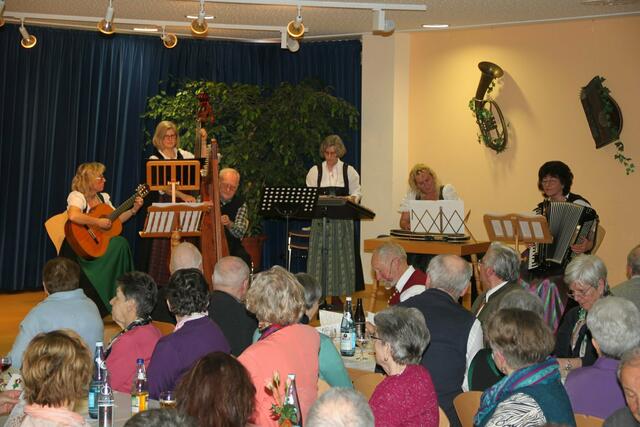 Die Saitenmusik "Mira" gefiel mit den traditionellen Titeln „Alte Steirer“ und „Therrnberger Hochzeitsstückl“.