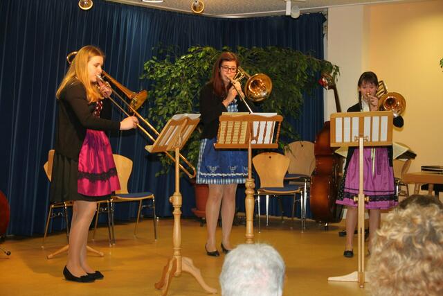 Volksmusik vom Posaunentrio der Musikschule Wertingen mit v. l. Verena Gärtner, Delia Geißler und Sophie Wild war eine klangliche Abwechslung.