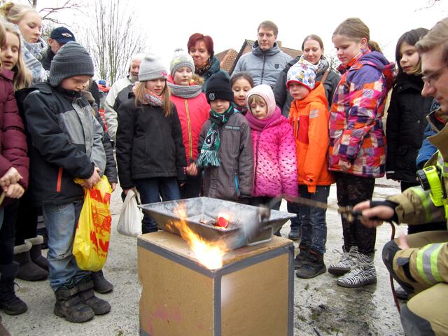 Die Kinder können ausprobieren, welche Alltagsgegenstände leicht, schwer oder gar nicht entflammbar sind.