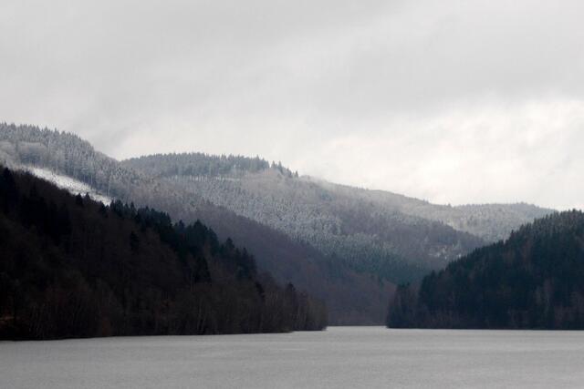 Ab ca. einer Höhe von 400 Metern ü.NN. ging der Niederschlag als Schnee nieder, noch ist also bei Tauwetter in den höheren Lagen mit einen erhöhten Zufluss zu rechnen.