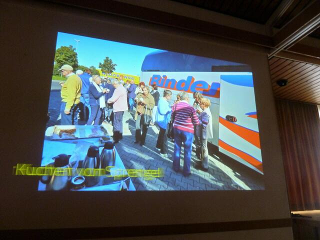 Ein Bild vor dem Rinderbus, wo wir leckeren Kuchen während einer Pause essen.