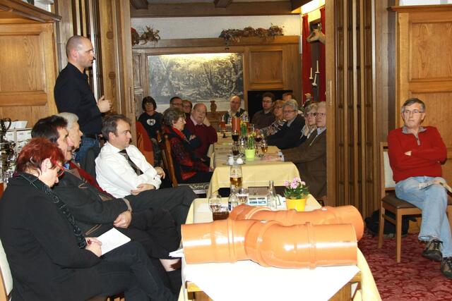 Neukirchner(stehend) bei seinen fachkundigen Erläuterungen