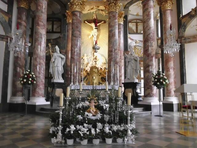 Weihnachtszeit in der Hofkirche - umgeben von weißen Alpenveilchen thront das Christuskind.