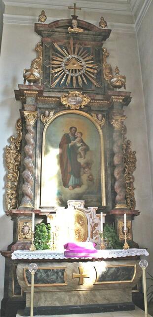 Den rechten Seitenaltar stiftete der Würzburger Domkapitular Dr. Dr. Karl Staab im Jahre 1930 zu Ehren des Kirchenpatron St. Josef.
