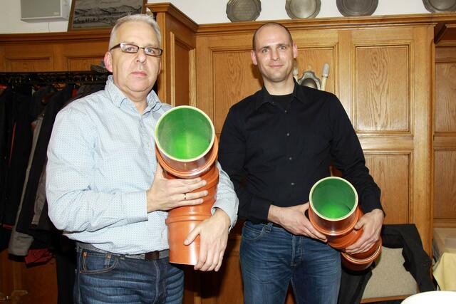Andreas Schnitzke (li.) und Andreas Neukirchner, die die den Haus & Grundmitgliedern und zahlreiche Gästen erläuterten, wie Inliner in defekte Kanalrohre eingebracht werden.