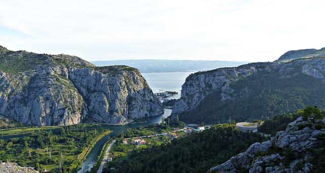 Die Mündung der Cetina bei Omis