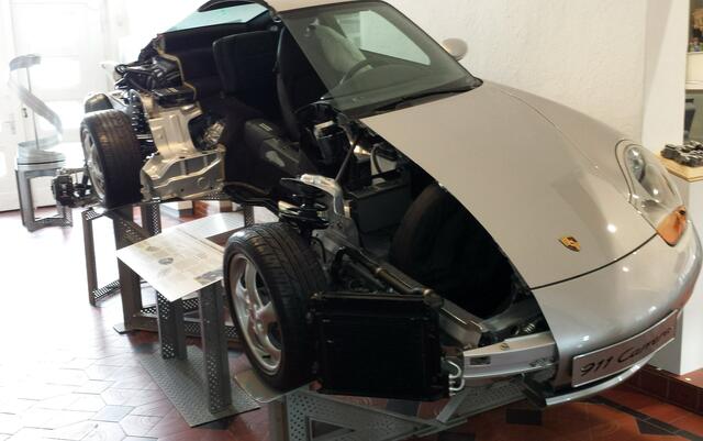 Hoesch lieferte auch die Autobleche für den Porsche 911 Carerra. Erstes Ausstellungstück im Eingangsbereich.